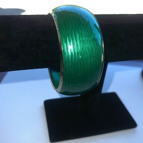 ♦️ Green and Silver Bangle Bracelet - Picture 2 of 3